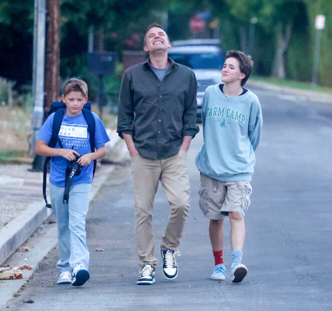 Ben Affleck luce más feliz sin Jennifer Lopez; así lo captaron con sus hijos. Foto: Backgrid/The Grosby Group