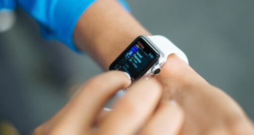 Apple Watch alerta a hombre sobre caída de su padre en EU y llama al 911