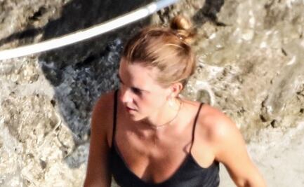 Emma Watson luce silueta tonificada con bikini en playa de Italia