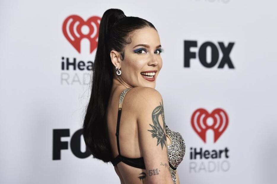 Halsey luce atuendo casi 'imposible de llevar' a los iHeartRadio y deslumbra