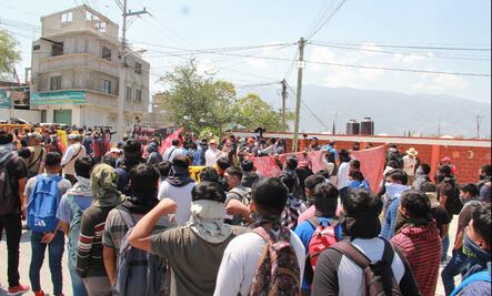 Estudiantes de Ayotzinapa convocan a 'megamarcha' por asesinato de compañero.¿Cuándo y dónde?