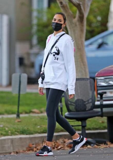 Gal Gadot irradia belleza con atuendo deportivo en California