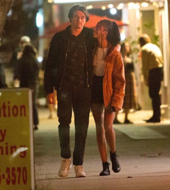 Captan a Malia Obama y su novio en romántica cita por Los Ángeles