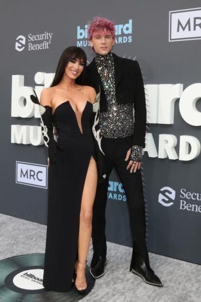Megan Fox ‘roba miradas’ con vestido negro de raja en los Billboard
