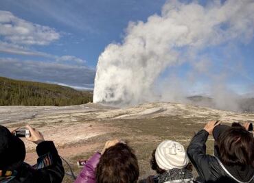 Hombre sufre graves quemaduras al caer en géiser de Yellowstone