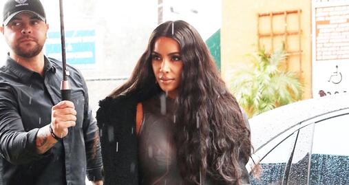 Kim Kardashian presume figura de impacto en bodysuit plateado 