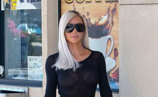 Kim Kardashian presume diminuta cintura y curvas con vestido traslúcido negro