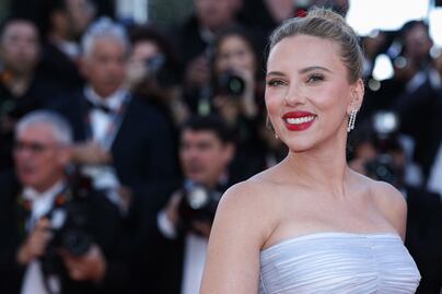 Scarlett Johansson lleva su belleza y elegancia a Cannes con vestido strapless 