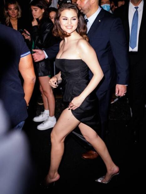 Selena Gomez conquista con alucinante vestido de raja en Nueva York