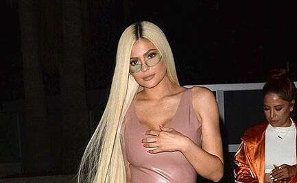 Kylie Jenner delinea su silueta con look ajustado en Los Ángeles