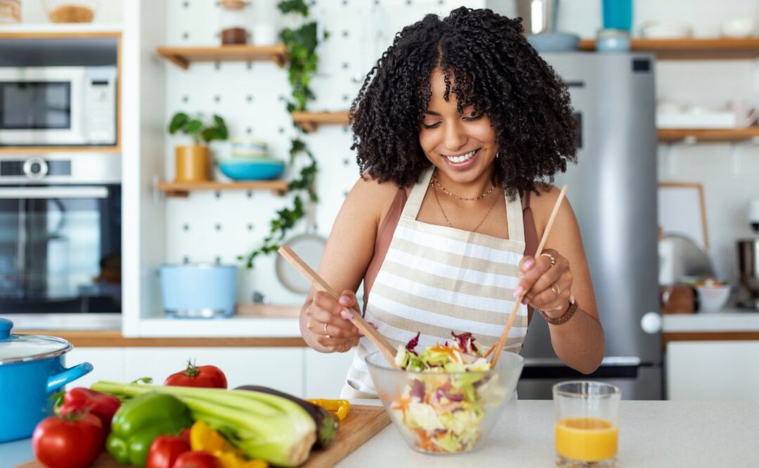 Cumple tu propósito de perder peso con las mejores dietas para 2024; según la expertos. Foto: iStock-stefanamer