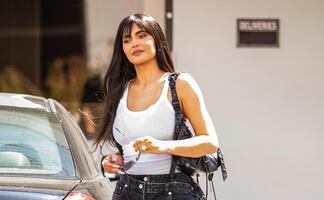 Kylie Jenner usa atrevido top under-boob y sorprende en Instagram 