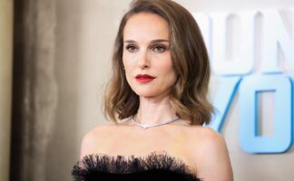 Natalie Portman trae de vuelta el icónico minivestido rojo en calles de Nueva York