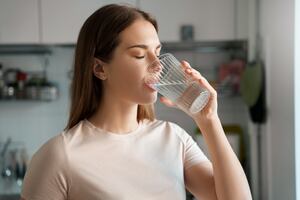 ¿Es mejor el agua alcalina o el agua purificada? Estos son sus beneficios, según Harvard