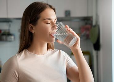 ¿Es mejor el agua alcalina o el agua purificada? Estos son sus beneficios, según Harvard