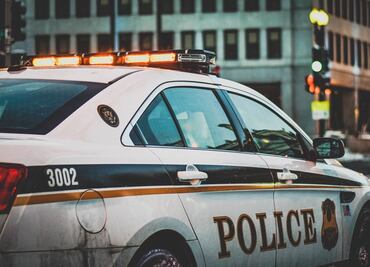 Arrestan a mujer por agredir a empleado afroamericano de restaurante