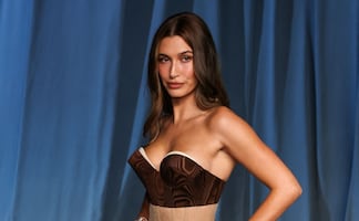 Hailey Bieber rompe el internet con sesión en bikini en la playa tras cumplir 29 años 