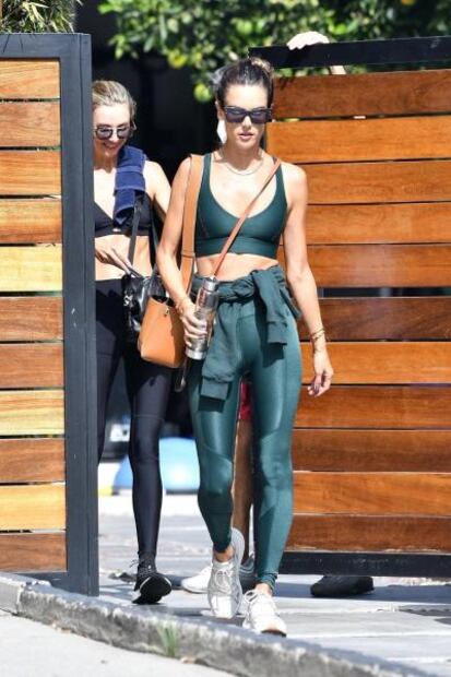 Alessandra Ambrosio conquista Santa Mónica con 'abs de acero'