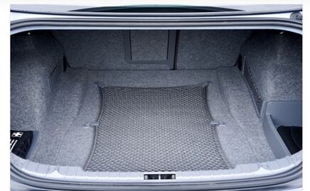 Madre coloca en cajuela de auto a su hijo que dio positivo a Covid