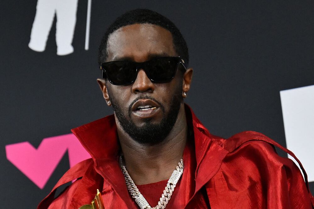 El rapero Diddy se disculpa luego de que video lo mostrara golpeando a su pareja. Foto: AP