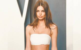 Emily Ratajkowski ‘enciende’ el otoño con su bikini más sensual