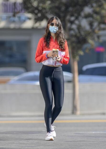 Eiza González delinea su silueta con leggings en LA