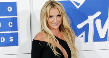 Britney Spears presume su rutina de ejercicio con sexy top 