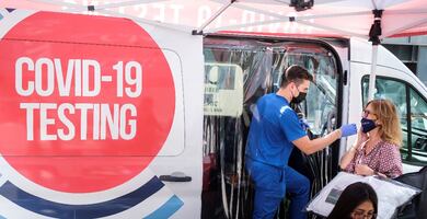 Nueva York obligará a vacunarse o hacer test semanales a trabajadores públicos