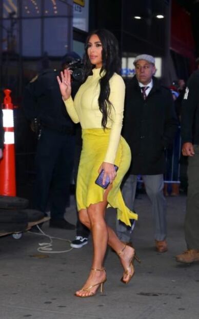 Kim Kardashian remarca su silueta 'curvy' con falda amarilla