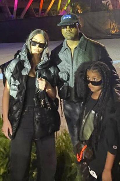 Kim Kardashian y Kanye West posan juntos para foto en desfile de moda