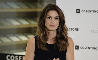 Cindy Crawford luce figura irreal en microbikini a los 56 años