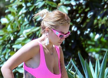 Rita Ora arrasa con traje de baño 'cut out' en Australia