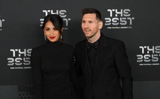 Antonela Roccuzzo brilla con el clásico minivestido negro en cumpleaños de Messi 