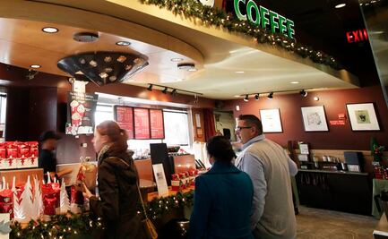 Suspenden a empleada de Starbucks tras escribir “mono” en vaso de afroamericana