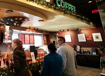 Suspenden a empleada de Starbucks tras escribir “mono” en vaso de afroamericana
