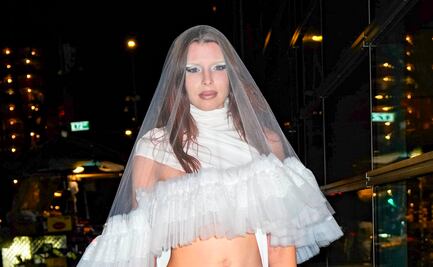 Julia Fox deja poco a la imaginación al usar look nupcial con bikini de hilo a la vista