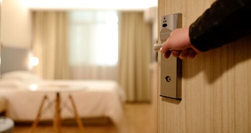 Se hospeda en hotel de Memphis y encuentra serpiente en su cama