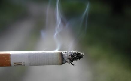 Estudio advierte que fumar en terrazas propaga el coronavirus hasta 8 metros