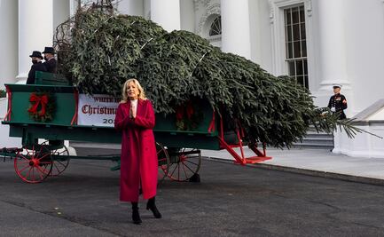 Llega el árbol de Navidad a la Casa Blanca y Jill Biden lo recibe 
