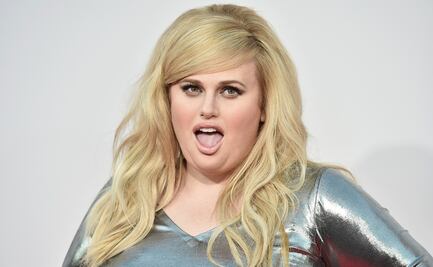 Rebel Wilson presume figura en traje de baño durante paseo en yate
