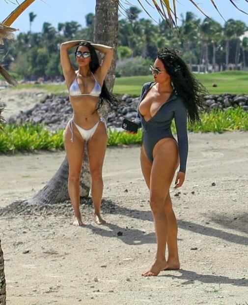 Kim Kardashian presume sus curvas con bikini metálico en la playa