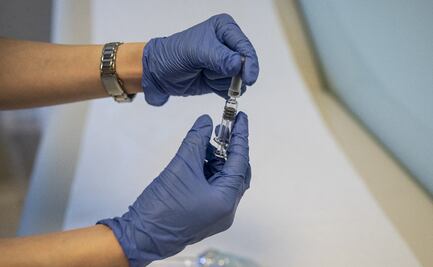 Médico pasaría un año en prisión por robar vacunas contra Covid en Texas