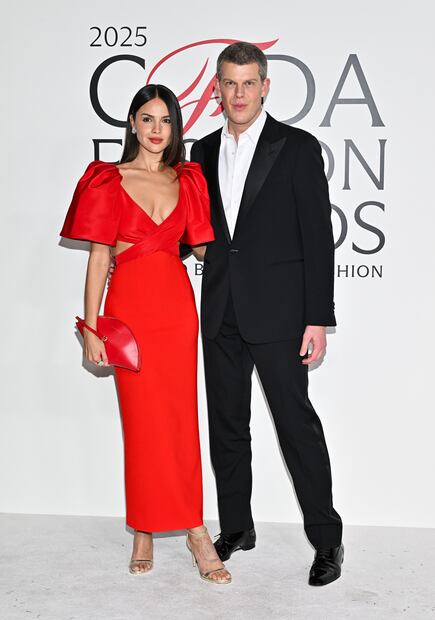 Eiza González arrasa en los premios CFDA 2025 con impresionante look de Carolina Herrera. Foto: AP