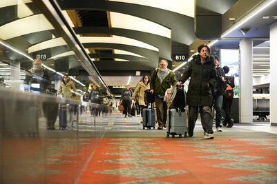 Horror en el Metro de Chicago: mujer es incendiada durante una pelea y hay un detenido