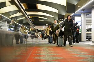 Horror en el Metro de Chicago: mujer es incendiada durante una pelea y hay un detenido