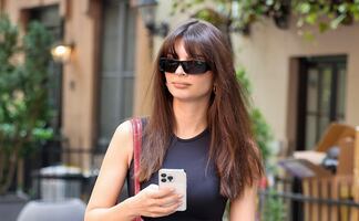 Emily Ratajkowski seduce Nueva York con el 'little black dress' ideal para primavera