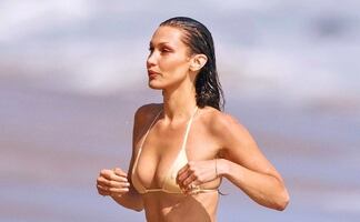 Bella Hadid se “roba” todas las miradas con diminuto bikini nude en Malibú
