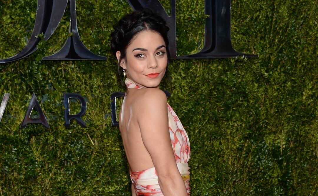 Vanessa Hudgens se quita el top del bikini y posa con el atardecer de las Filipinas. Foto: AP
