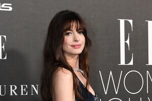 Anne Hathaway derrocha belleza con vestido de lentejuelas al estilo backless