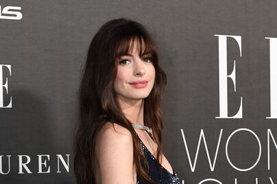 Anne Hathaway derrocha belleza con vestido de lentejuelas al estilo backless 